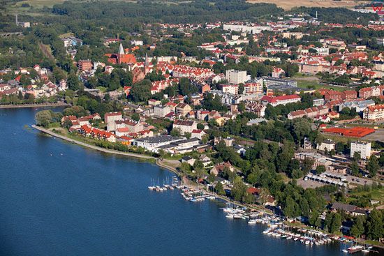 Panorama na Ostrode przez jezioro Drweckie. EU, Pl, warm-maz. Lotnicze.